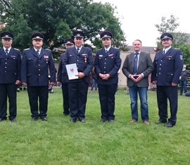 Auf dem Bild zu sehen von links: Andreas Britze (stellv. Stadtwehrführer Forst (Lausitz)), Stefan Grothe (stellv. Kreisbrandmeister LK SPN), Bernd Frommelt in zweiter Reihe (Stadtwehrfüher Forst (Lausitz)), Jörg Baumgart (Zugführer in Forst (Lausitz) und ausgezeichneter), Robert Buder (Vorsitzender Kreis­feuerwehr­verband SPN), Jens Handreck (stellv. Bürgermeister Forst (Lausitz)), Frank Noack (Ortswehrführer des Forster Ortsteiles Groß Bademeusels)