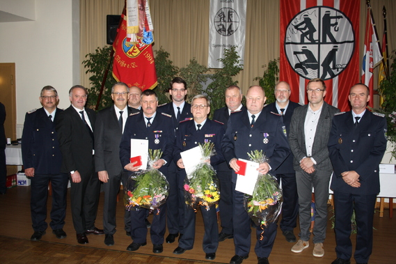vlnr: Ehren-KBM Wolfhard Kätzmer, Forster Verwaltungsvorstand Jens Handreck, Landrat Harald Altekrüger, KBM Stefan Grothe, Klaus Pigol, KFV-Vorsitzender Robert Buder, Uwe Taffelt, LFV-Präsident Werner-Sigwart Schippel, Reiner Roblick, Carsten Brudek, Bürgermeister Kolkwitz Karsten Schreiber, GBM Kolkwitz Steffen Theiler