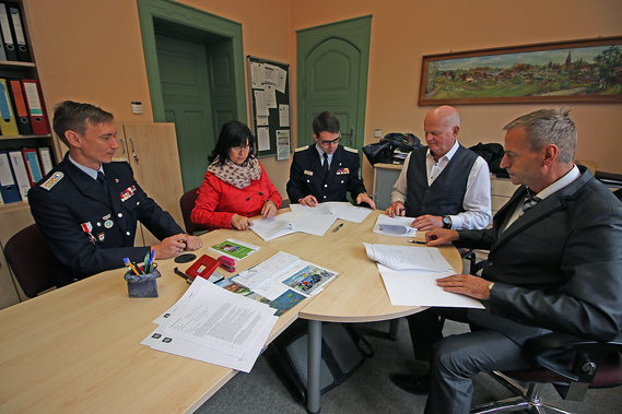 vlnr: Der Stellvertretende Stadtwehrführer Christian Balzer, Bürgermeisterin Christina Herntier, KFV-Vorstandsvorsitzender Robert Buder, LKSPN-Beigeordneter Olaf Lalk, Schulleiter Roland Wolter bei der Vertragsunterzeichnung