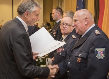 Innenminister Schröter überreicht Kam. Semisch die Urkunde für das Ehrenzeichen im Brandschutz in Silber am Bande