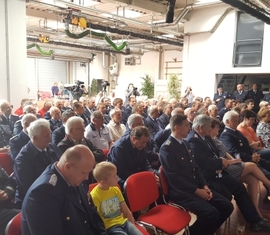 Zahlreiche Gäste lauschen den Ausführungen von Kamerad Bernd Frommelt, was er in einigen Jahrzehnten in und mit der Feuerwehr erlebt hat.