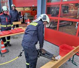 Behutsam musste ein Wasserbecher gegriffen und weitertransportiert werden