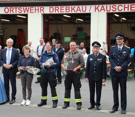 Die Kamerad:innen Britt Arndt, Nadine Kaschke und David Kaschke erhalten das Ehrenzeichen des KFV. Flankiert werden Sie von der Brunnenfee, Bürgermeister Paul Köhne, dem stellvertretenden Kreisjugendwart Frank Kalisch, KFV Vorstand Sascha Erler und Ortswehrführer Thomas Zademach