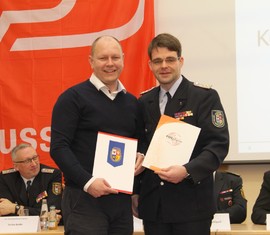 Ein Symbol für die Partnerschaft: Ronny Heppchen (l) und Robert Buder (r) feiern die erste Fördermitgliedschaft im KFV SPN eV