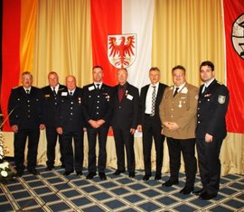 Gruppenbild der Ausgezeichneten aus dem Landkreis Spree-Neiße: Kreisbrandmeister Wolfhard Kätzmer, Präsident des LFV Werner-Siegwart Schippel, Kam. Claus Semisch (OW Radewiese), Kam. Thomas Richter (OW Schorbus), Herr Bernd Lattig (Leiter Notfallseelsorge Cottbus/Spree-Neiße), Innenminister Karl-Heinz Schröter, Kam. Andreas Berger-Winkler (Mitglied des Regionalvorstandes der Johanniter Unfallhilfe Südbrandenburg), Vorsitzender Robert Buder.