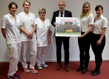 v.l.n.r.: Kerstin Petau, Stefanie Rasner, Sybille Woidt (alle Physiotherapie CTK), CTK-Geschäftsführer Dr. Götz Brodermann und die Feuerwehrsportlerinnen Anja Aldermann und Melanie Müller