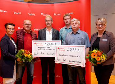 v.l.n.r.:
irgit Zuchold, (Bürgermeisterin Stadt Welzow); W. Roick und H. Fisser
(KSV Borussia 55 Welzow e.V.); R.Patschan und R. Bartusch (Feuerwehrmuseum Welzow e.V.); A. Dehmel (Filialleiterin Sparkasse Spree-Neiße, Geschäftsstelle Welzow)