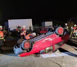 Zusammenspiel und taktisches Vorgehen sind wesentlich bei der Rettung von Personen aus einem verunfallten Fahrzeug