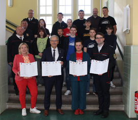 Gruppenbild nach geleisteter Unterschrift
