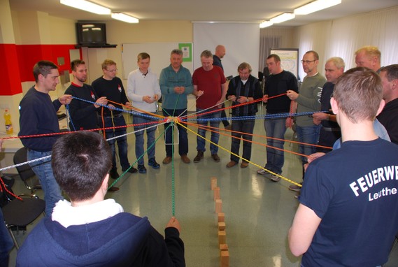 So viel wie möglich unregelmäßig geschnittene Holzklötze sollen mit vereinten Kräften gestapelt werden