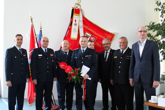 vlnr: Karsten Magister (Gemeindewehrführer Neuhausen), Siegmund Rückmann (Stellvertretender Vorsitzender des KFV), Stefan Grothe (Kreisbrandmeister), Andreas Paulick, Frank Stolper (Abteilungsleiter MIK), Harald Altekrüger (Landrat SPN), Werner-Siegwart Schippel (Präs. LFV BB), Carsten Billing (Ordnungsdezernent Landkreis)