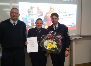 Der amtierende Kreisjugendwart Stefan Kothe (links) und der KFV-Vorsitzende Robert Buder (rechts) überreichen Nathalie Scherer die Berufungsurkunde und einen Blumentstrauß