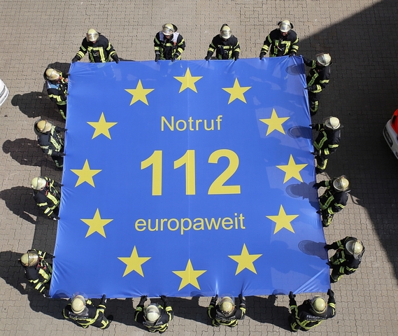 Die 112 im Sternenkranz der europäischen Flagge, ist ein gutes Symbol für den Euronotruf. Jeder einzelne der zwölf Sterne in der Flagge zeigt
mit einer Spitze nach oben und zwei Spitzen müssen nach unten zeigen.
(Quelle: Europe Direkt)