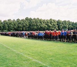 Die Mannschaften sind zur Eröffnung angetreten