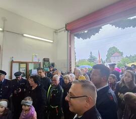 Zahlreiche Besucher drängten sich in das Gerätehaus Preschen