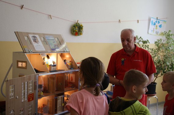 Rauchmelder retten Leben. Frank Kahlisch kann am Rauchdemohaus Brände simulieren und zeigen, wie man richtig reagiert. Ohne Rauchmelder wäre die Situation schnell brenzlig geworden.