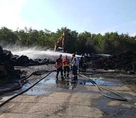 Brandschutzeinheit im Einsatz beim Reifenlagerbrand in Senftenberg (OSL)