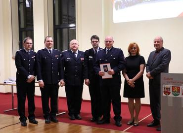 vlnr: Nico Hammel (Stellv. Wehrführer), Rico Nowka (Wehrführer) Tobias Stefan Grothe (kreisbrandmeister), Robert Buder (Vorsitzender KFV SPN), Tobias Frank, Berit Kreisig (Vorsitzende der Stadtverordnetenversammlung), Fred Mahro (Bürgermeister)