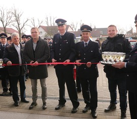 Das Band wird durchschnitten v.l.: Jürgen Schiemenz (Planer), Karsten Schreiber (Bürgermeister Gemeinde Kolkwitz), Daniel Nerlich (Ortswehrführer Limberg), Steffen Theiler (Gemeindebrandmeister) und Marcel Noack (Ortsvorsteher Limberg).