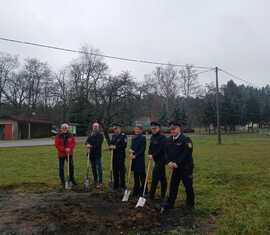 Spatenstich am 1.Dez.2025 in Jerischke zum Bau des neuen Gerätehaus, v-r-n.l: Stephan Grothe, Lars Mudra, Manuela Mahnke, Mike Zaroban, Jörg Rakete, Planungsbüro