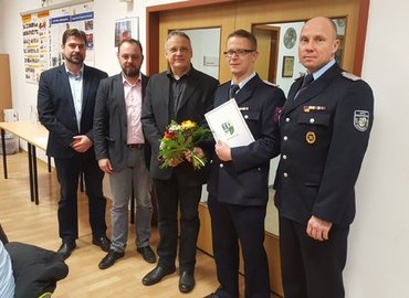 Der Fachbereichsleiter Sören Reichelt, der amtierende Amtsdirektor Mike Lenke und der Amtsausschussvorsitzende Egbert S. Piosik (v.l.) sowie Amtswehrführer Lars Mudra (r.) übermittelten  Glückwünsche.