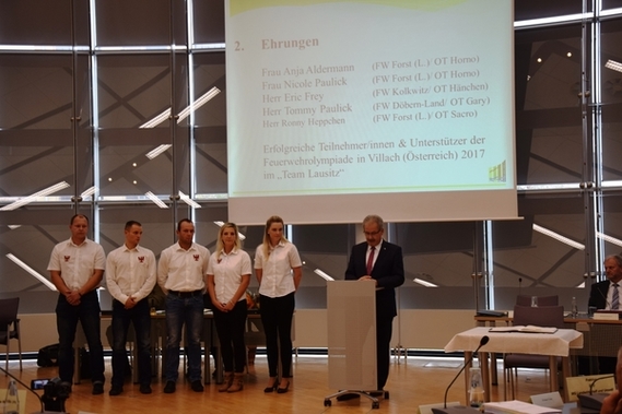 Landrat Harald Altekrüger hält die Laudatio für die erfolgreichen Feuerwehrsportlerinnen und –sportler während der Kreistagssitzung. (v.l.n.r Ronny Heppchen, Eric Frey, Tommy Paulick, Nicole Paulick, Anja Aldermann, Harald Altekrüger)