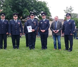Auf dem Bild zu sehen von links: Andreas Britze (stellv. Stadtwehrführer Forst (Lausitz)), Stefan Grothe (stellv. Kreisbrandmeister LK SPN), Bernd Frommelt in zweiter Reihe (Stadtwehrfüher Forst (Lausitz)), Jörg Baumgart (Zugführer in Forst (Lausitz) und ausgezeichneter), Robert Buder (Vorsitzender Kreis&shy;feuerwehr&shy;verband SPN), Jens Handreck (stellv. Bürgermeister Forst (Lausitz)), Frank Noack (Ortswehrführer des Forster Ortsteiles Groß Bademeusels)
