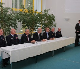 IMG 0982: Zu den Auszeichnern gehörten v.l.: stellv. Kreisbrandmeister René Bennewitz, der stellv. Vorsitzendes des Kreis­feuerwehr­verbandes Siegmund Rückmann, der Landrat Harald Altekrüger, der Ministerpräsident Dietmar Woidke, der Bürgermeister Karsten Schreiber, der Vorsitzende des Landesfeuerwehrverbandes
Werner-Siegwart Schippel und der Landesbranddirektor Heinz Rudolph