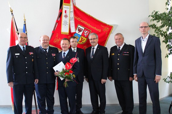 vlnr: Siegmund Rückmann (Stellvertretender Vorsitzender des KFV), Stefan Grothe (Kreisbrandmeister), Edgar Maetschke, Frank Stolper (Abteilungsleiter MIK), Harald Altekrüger (Landrat SPN), Werner-Siegwart Schippel (Präs. LFV BB), Carsten Billing (Ordnungsdezernent Landkreis)