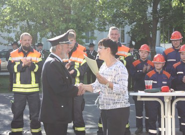 Hauptamtsleiterin Martina Rentsch übergibt Jürgen Rehnus seine Entlassungsurkunde