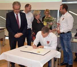 Kamerad Eric Frey bei der Eintragung in das Ehrenbuch des Landkreises Spree-Neiße.  (v.l.n.r. Harald Altekrüger, Ronny Heppchen, Monika Schulz-Höpfner, Marit Nicolai, Tommy Paulick, Eric Frey, Hermann Kostrewa)