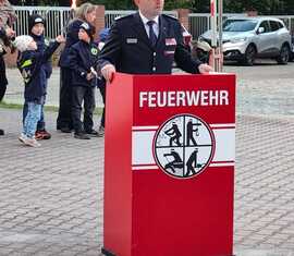 Rober Duber, Vorstandsvorsitzender Kreis­feuerwehr­verband Spree-Neiße richtet dankende Worte an die scheidende Ortswehrführer Döbern