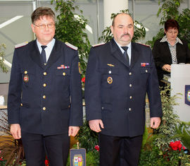 Ausgezeichnet mit Feuerwehr-Ehrenkreuz des Deutschen Feuerwehrverbandes in Gold......