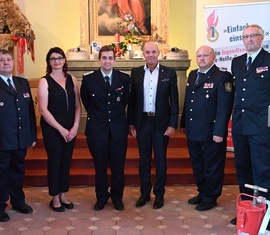 Ehrenzeichen der Landesjugendfeuerwehr Brandenburg in Silber; v.l. Mathias Voigt – Gemeindewehrführer, Anke Dabow – Stellv. Vorsitzende der Gemeindevertretung, Benjamin Nothnick – Jugendwart in der Ortswehr Kahsel, Dieter Perko – Bürgermeister, Stefan Grothe – Kreisbrandmeister, Stefan Kothe – Kreis­jugend­feuerwehrwart