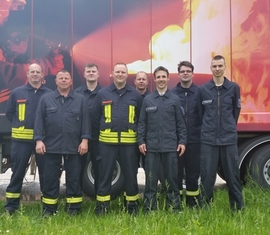 Die Teilnehmer des Durchganges vom 20.05.2017 vor der Brandübungsanlage.