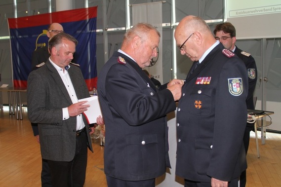 Werner-Siegwart Schippel zeichnet Siegmund Rückmann aus