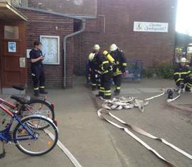 Kreisausbilder Robert Buder überwacht das richtige Anlegen der Ausrüstung.