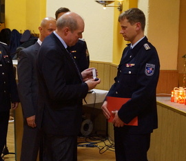 Bürgermeister Dieter Perko überreicht die Ehrennadel an Ronny Magister