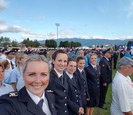 Die Feuerwehrsportlerinnen bei der offiziellen Eröffnungsfeier im Stadion Lind