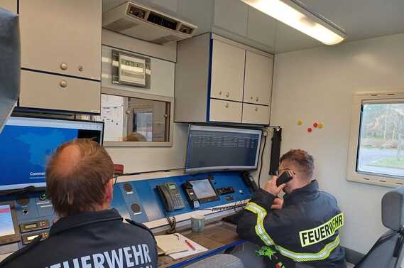 Fernmeldebetriebsstelle des ELW2 - besetzt durch Mitglieder der SEG-Führungsunterstützung Spree-Neiße /CB
