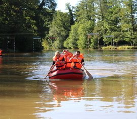 Spremberger Feuerwehr übt die Rettung verunfallter Personen auf dem Gewässer