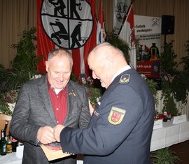 LFV-Präsident Werner-Sigwart Schippel überreicht das Förderschild der Feuerwehr an Firmenchef Dietmar Walter