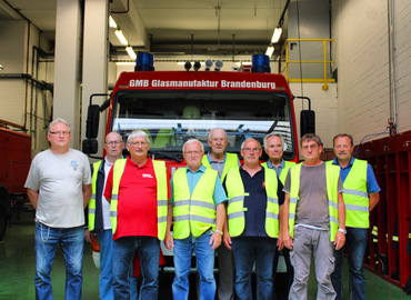 Die Mitglieder beim Besuch bei der Betriebsfeuerwehr von GMB