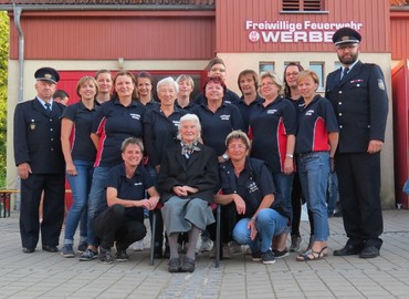 Gruppenbild vorm Gerätehaus