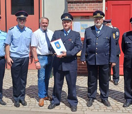 Von links nach rechts:
Frank Mehlow, Robert Buder (KFV), Jens Handreck (Verwaltungsvorstand Stadt Forst), Riccardo Steffens, Carsten Brudek (stellv. KBM), Klaus Pigol(OWF Eulo)