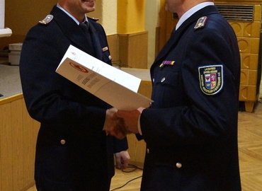 Unterverbandsleiter Jürgen Mönch (rechts) überreicht die Urkunde an Rene Ziesmer