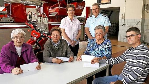 Sylke Koal und Bernd Frommelt (hinten) konnten in Namen von Stadt und Feuerwehr die Spende überreichen an Anita Renz, Monika Kuhnt, Rosemarie Martinek und Waldemar Schiemenz (von links).