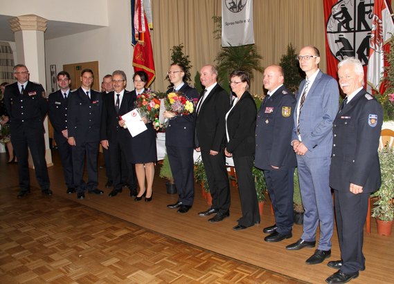 Sandrina Jank und Markus Peskar im Kreis der Gratulanten