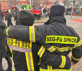 Gemeinsame Führungsunterstützung sichert Karnevalsumzug in Cottbus ab