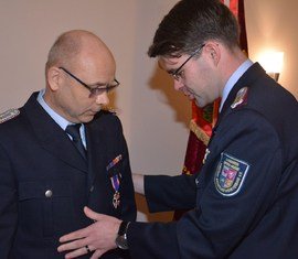 KFV-Vorstizender Robert Buder (rechts) gratuliert Ulrich Fehlig